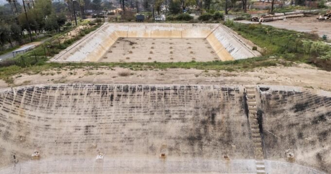 Dopo l'incendio, le società idriche di Altadena, duramente colpite, hanno