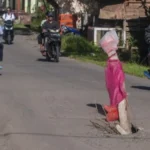 Gli autisti di Ojek fanno causa al governo provinciale di Banten poiché una strada danneggiata a Pandeglang uccide i pendolari
