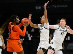 I giocatori di basket del Colorado giocano in difesa stellare