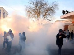 Il sindaco di Portland chiede all’ICE di lasciare la città dopo che gli agenti federali hanno gasato i manifestanti