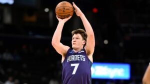 Kon Knueppel degli Hornets ha battuto il record da rookie NBA di tre punti in una stagione