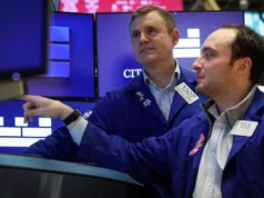 Le azioni statunitensi stanno crollando mentre gli investitori si preoccupano per la nomina di Trump alla Fed, i profitti e l’inflazione