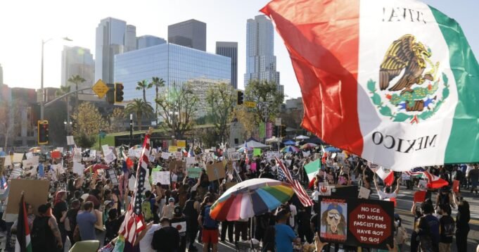 Le proteste contro le tattiche dell'ICE continuano a Los Angeles