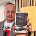 Le tastiere fisiche sui telefoni stanno tornando in un mondo senza BlackBerry