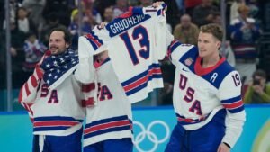 Matthew Tkachuk e Auston Matthews celebrano la medaglia d’oro con un lancio cerimoniale del disco