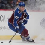 Nathan MacKinnon degli Avalanche è stato espulso contro i Mammoth per manutenzione