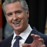 Newsom respinge “l’indignazione creata dal MAGA” e le accuse di razzismo durante il tour del libro