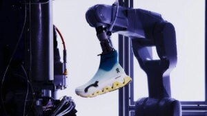 On espande le fabbriche di robot per produrre scarpe da ginnastica simili a nuvole