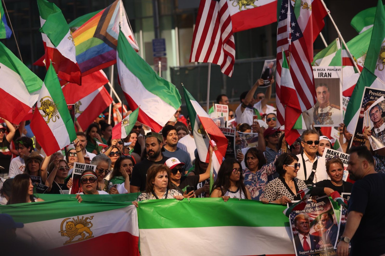 Centinaia di persone manifestano portando le storiche bandiere iraniane