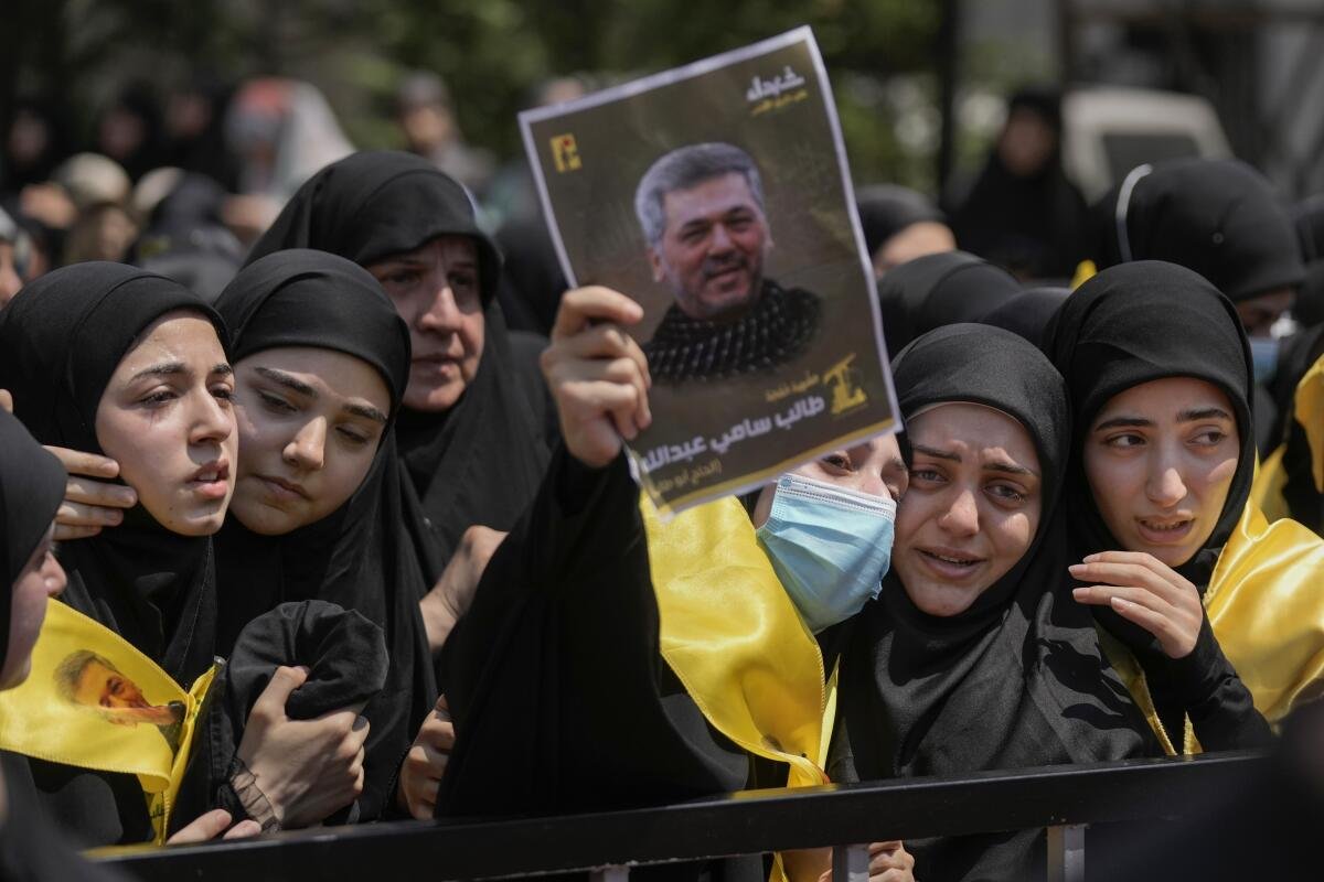 Parenti del leader senior di Hezbollah Talib Sami Abdullah durante un corteo funebre