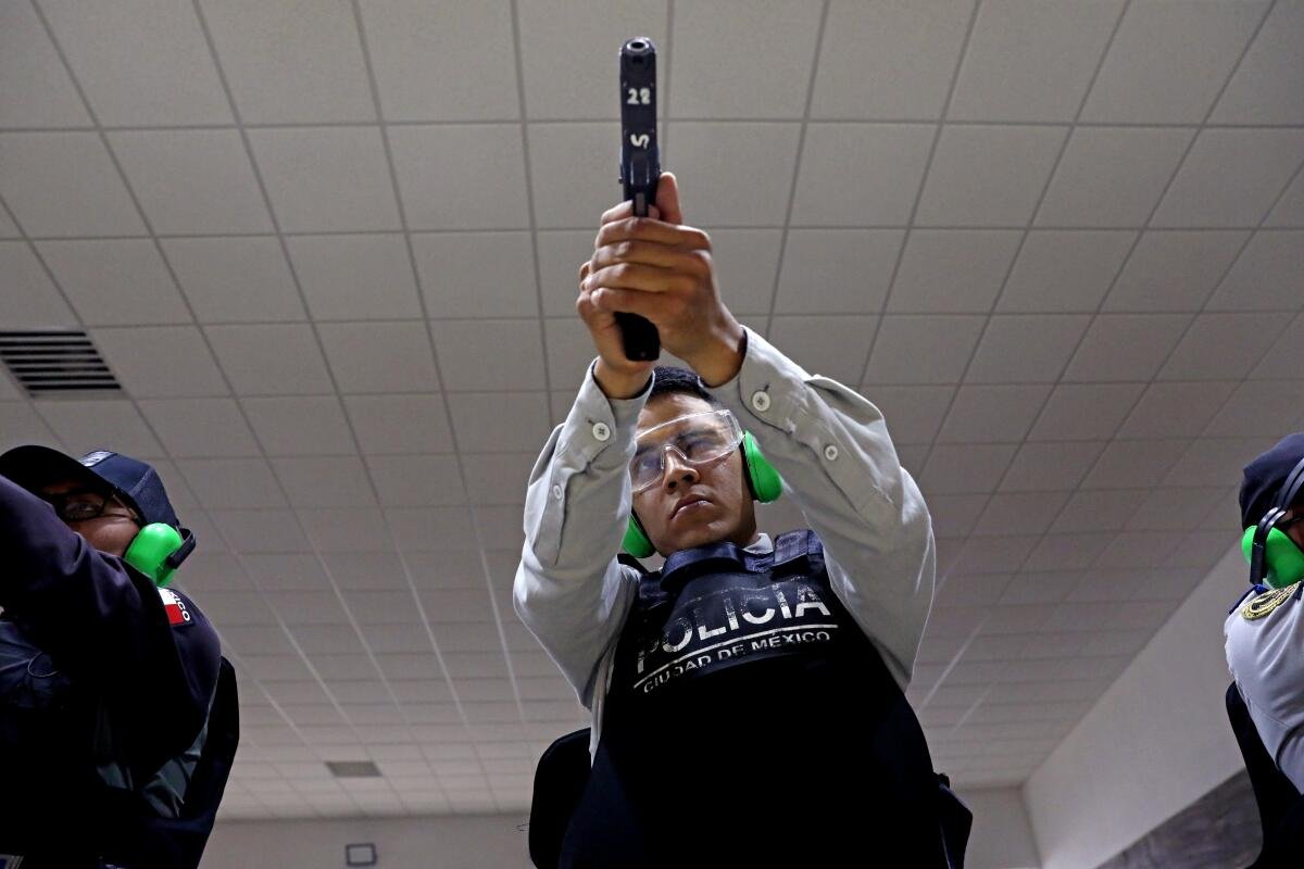 Uno studente in formazione presso l'accademia di polizia di Città del Messico. 