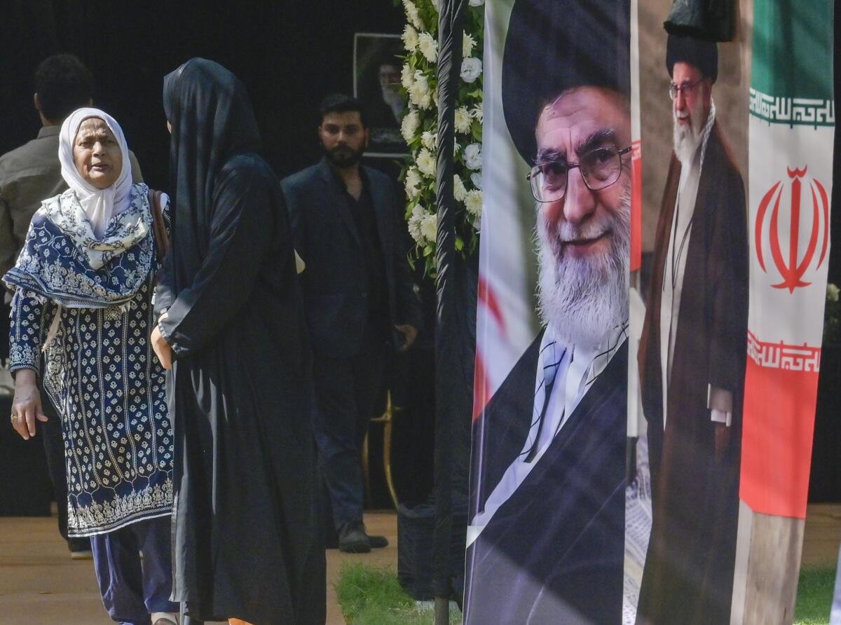 Le persone arrivano per firmare un libro di condoglianze in memoria del leader supremo iraniano, l'Ayatollah Ali Khamenei