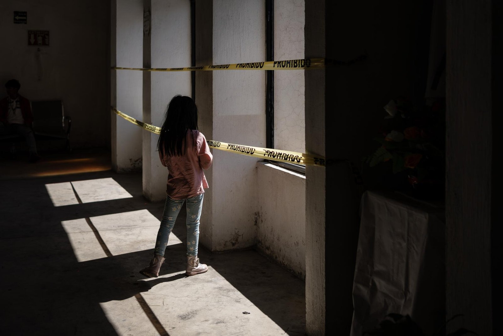 Ragazza che guarda attraverso la finestra 