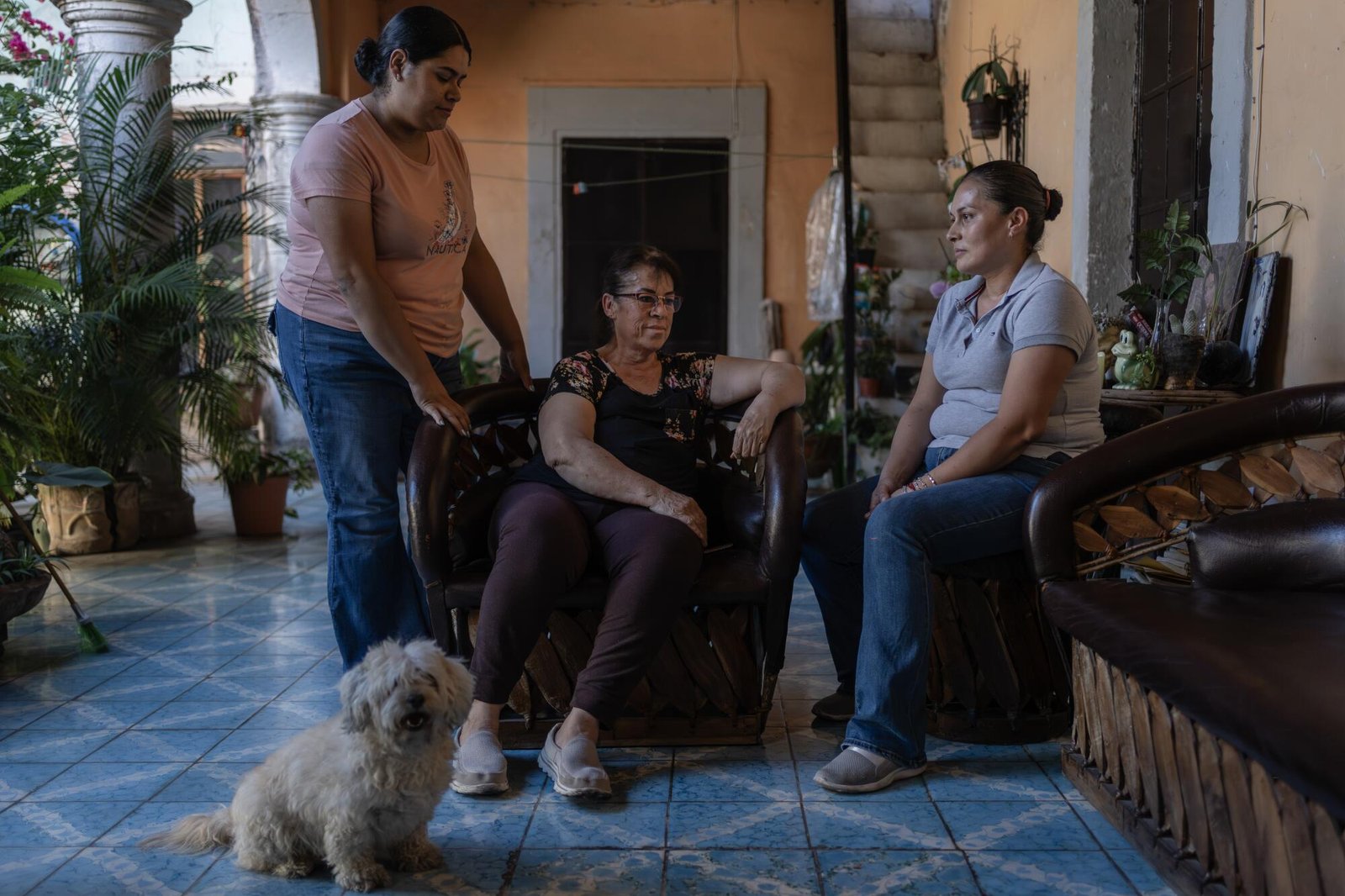 Tre donne che scattano una foto all'interno della loro casa