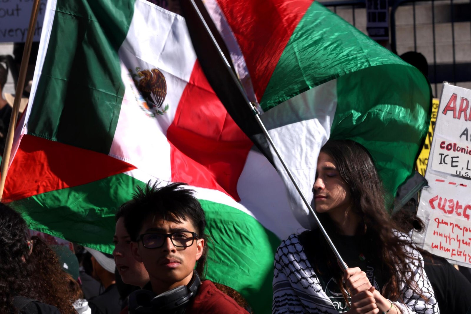 Più di 200 persone si riuniscono e protestano contro la guerra americana e israeliana contro l'Iran