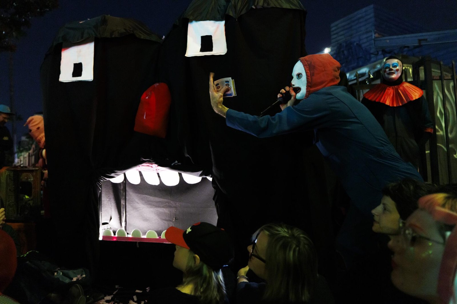 Il personaggio umano Jeffrey indossa una maschera bianca e un cappuccio rosso. 