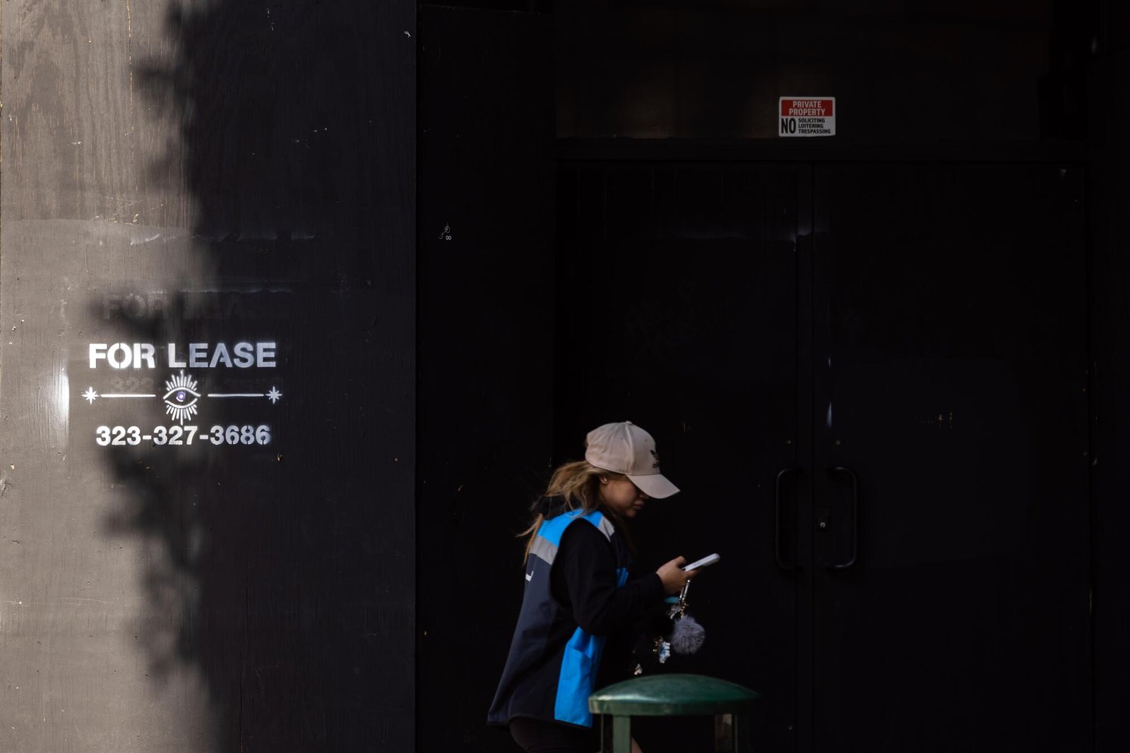Un pedone passa davanti a un edificio in affitto a Broadway, nel centro di Los Angeles.