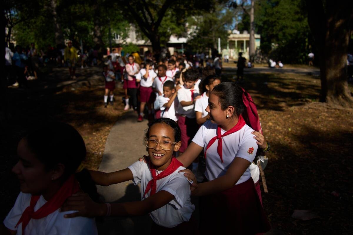 Bambini in uniforme scolastica che giocano nel parco