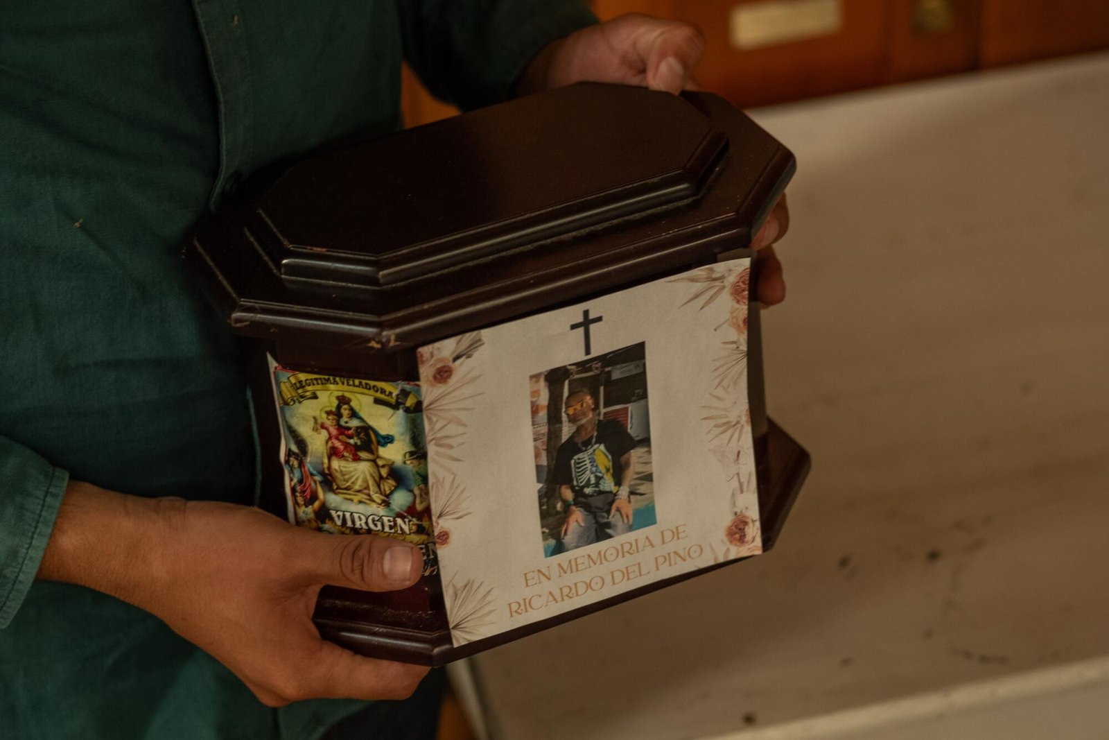 Una persona tiene in mano le ceneri di un cubano deportato morto