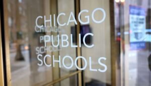 I dirigenti della scuola elementare del Southwest Side intitolata a Cesar Chavez stanno valutando la possibilità di cambiare il nome della scuola.