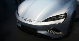 Il più grande rivale di Tesla lancia la tecnologia delle batterie per veicoli elettrici che promette una ricarica completa in circa 10 minuti