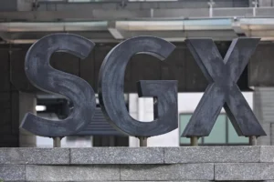 Le blue chip di Singapore chiudono in ribasso; Diapositive STD