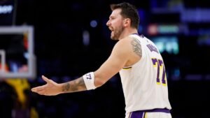 Luka Dončić dei Lakers è stato multato di 50.000 dollari per aver fatto un gesto inappropriato nei confronti dell’arbitro