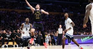 Luka Doncic realizza una tripla doppia mentre i Lakers retrocessi battono il Minnesota