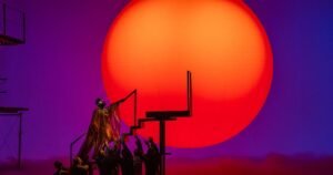 Recensione: “Akhnaten” di Philip Glass ritorna alla LA Opera, questa volta con un meraviglioso John Holiday