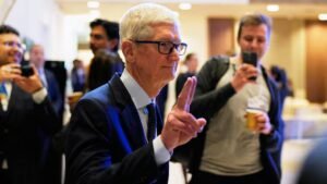 Tim Cook si dimette dalla carica di CEO di Apple e cede le redini al leader dell’hardware John Ternus.